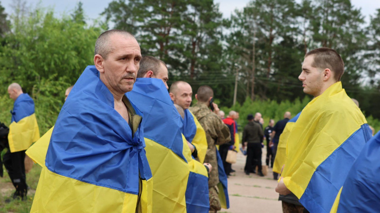 З російського полону повернулися тяжкохворі, засуджені та молоді українські військові (ФОТО)
