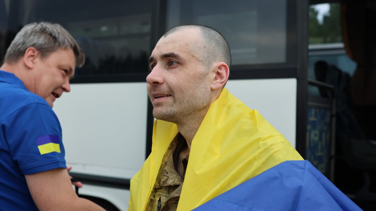 З російського полону повернулися тяжкохворі, засуджені та молоді українські військові (ФОТО)