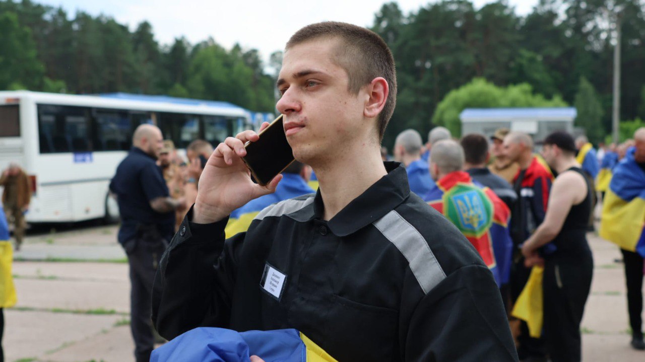 З російського полону повернулися тяжкохворі, засуджені та молоді українські військові (ФОТО)