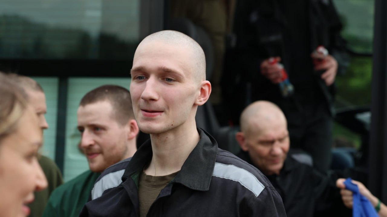 З російського полону повернулися тяжкохворі, засуджені та молоді українські військові (ФОТО)