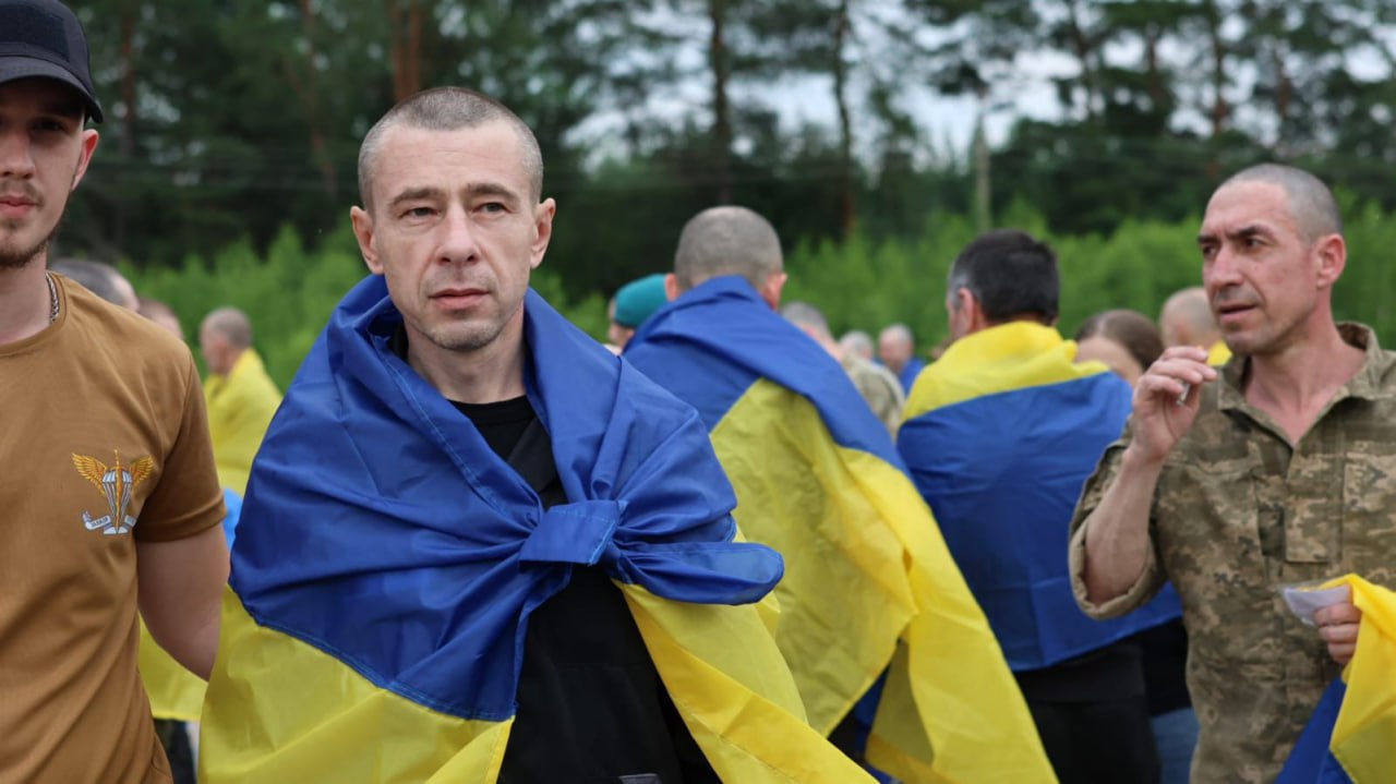 З російського полону повернулися тяжкохворі, засуджені та молоді українські військові (ФОТО)