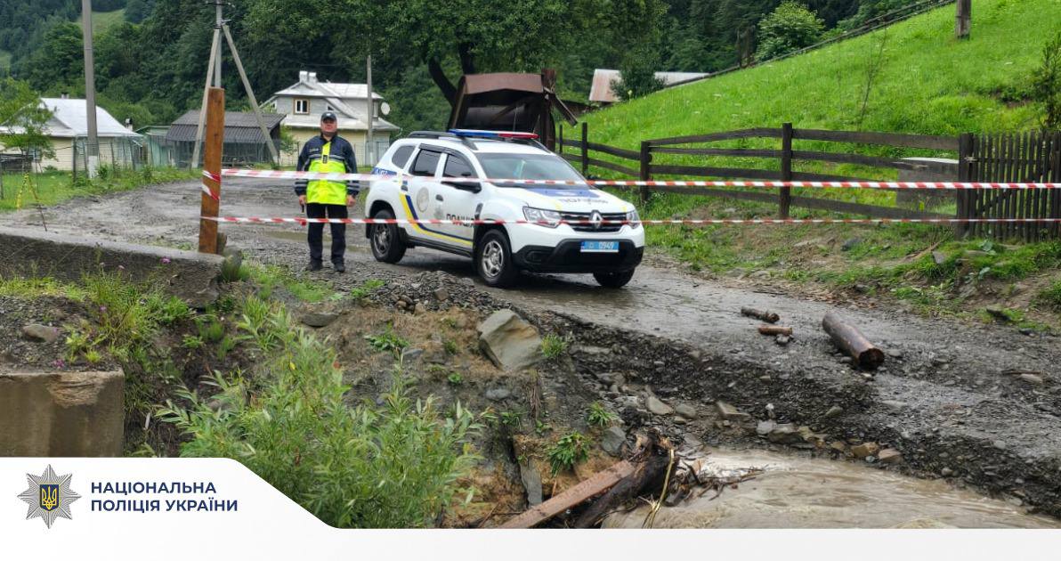 На Верховинщині поліціянти допомагають людям через затоплення дороги (ФОТО)