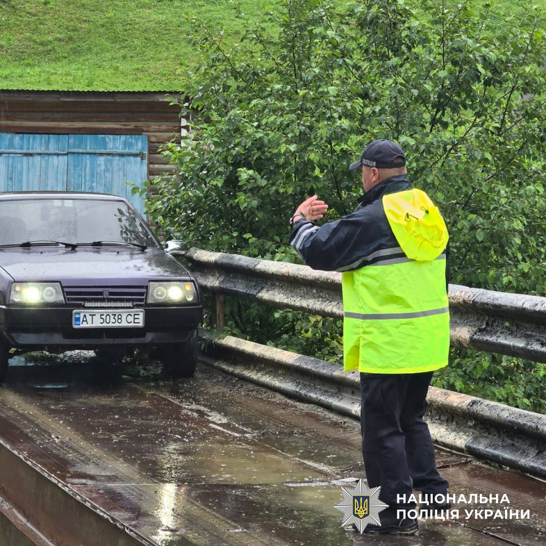 На Верховинщині поліціянти допомагають людям через затоплення дороги (ФОТО)
