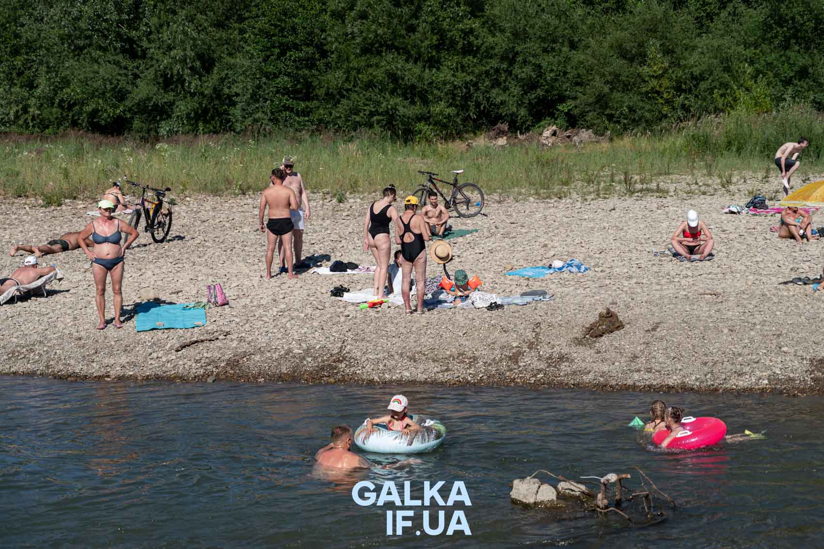 “Місце сили” і металобрухт у воді: як мешканці Івано-Франківська відпочивають біля Бистриці (ФОТОРЕПОРТАЖ)