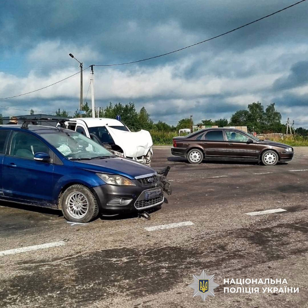 На Калуському шосе зіткнулися Ford та Renault: госпіталізували пасажирку (ФОТО)