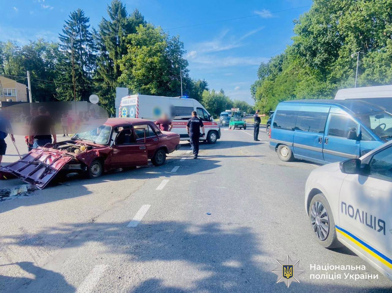 У Бурштині зіткнулися ВАЗ та Citroën: двоє постраждалих (ФОТО З МІСЦЯ)