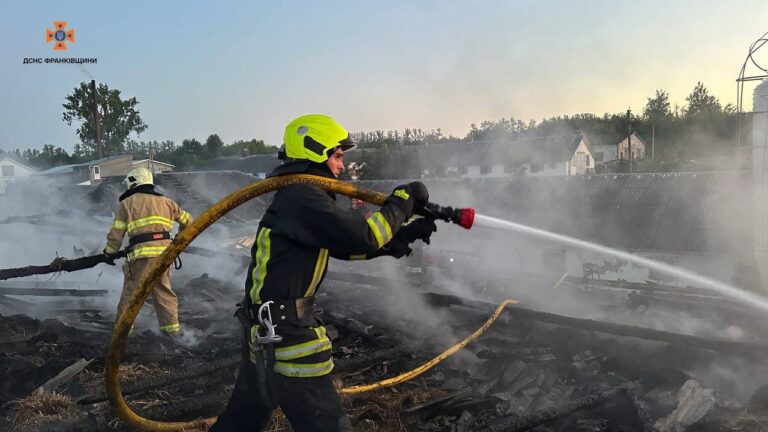 На Франківщині горіли 1500 м² крівлі птахоферми: гасили 32 вогнеборці (ФОТО, ВІДЕО)