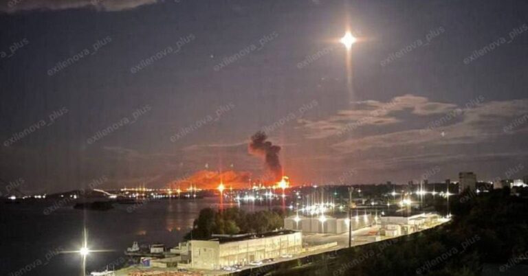 У Саратові спалахнула пожежа на НПЗ після атаки дронів. Вибухи лунали і в інших містах росії