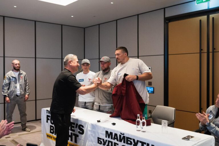 Прийняв його з честю: як воїн з Бурштина передав Усику бойовий прапор перед боєм з Дюбуа (ФОТО, ВІДЕО)