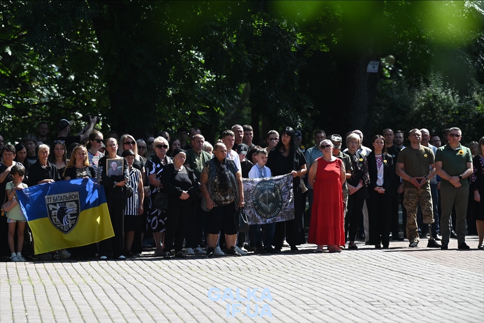 “Для мене цей день – пам’ять про мого героя”: у Франківську пролунав Дзвін Пам’яті (ФОТО)