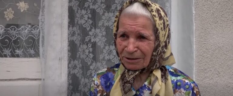 Волонтерці з Прикарпаття, яка в’яже шкарпетки для захисників, допомогли з дровами на зиму (ВІДЕО)