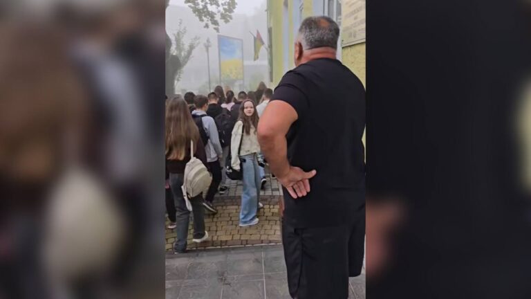 У Городенці школярі та вчителі зняли іронічне відео у відповідь на скандал зі шкільною формою в Києві