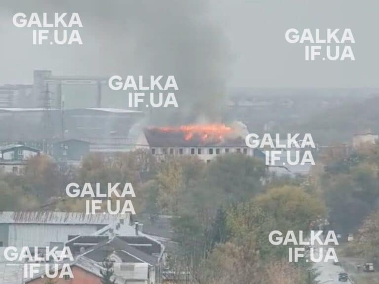 На вулиці Дудаєва палає будівля: на місці працюють рятувальники (ФОТО, ВІДЕО)