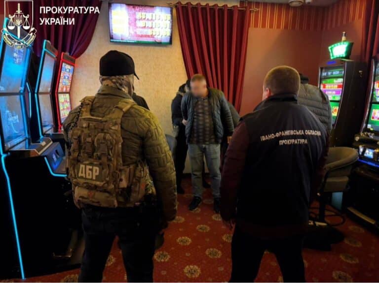 Посадовці міграційної служби на Франківщині вимагали з іноземців гроші за продовження дозволу на проживання — ДБР (ФОТО, ВІДЕО)