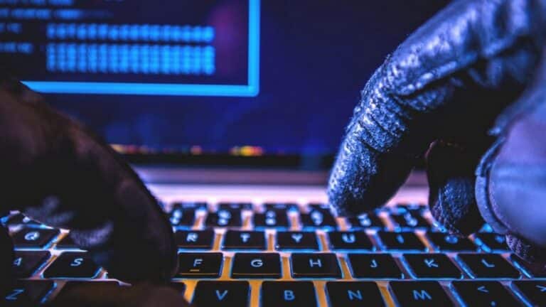 Маскуються під волонтерів, банкірів і “помічників”: на Прикарпатті кіберполіція застерігає про новий вид шахрайств