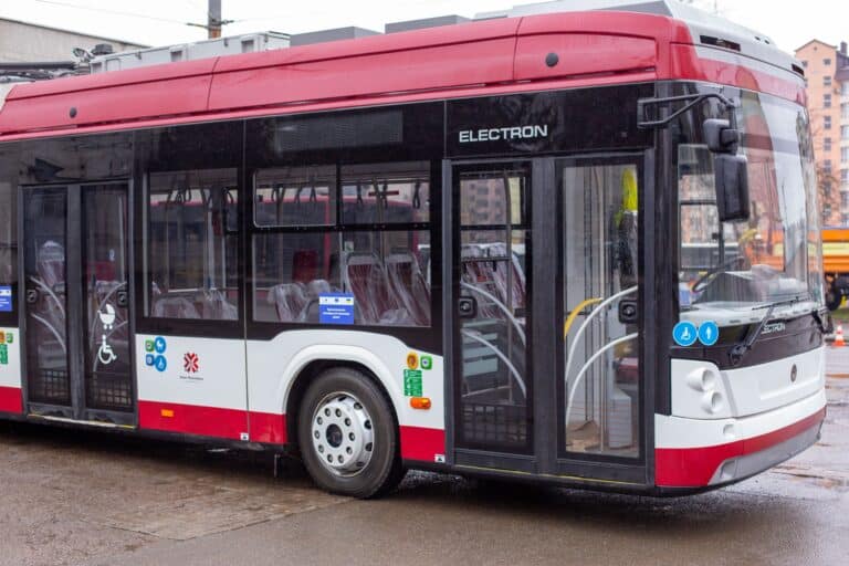 У Франківську з’явилися перші українські дуобуси, які їздять без “рогів” (ФОТО)