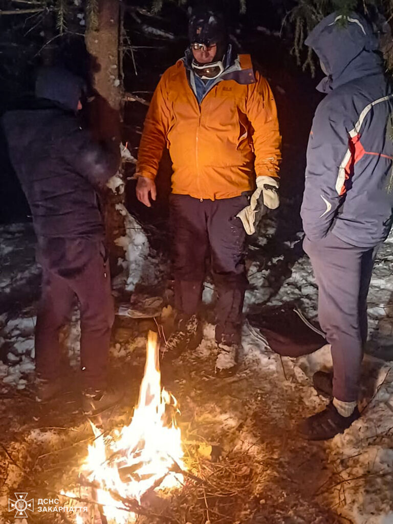 Не могли самостійно рухатися: рятувальники допомогли двом прикарпатцям, які заблукали в горах
