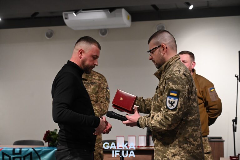 У Франківську відзначили ветеранів, медиків та волонтерів: вручили 60 нагород (ФОТО)