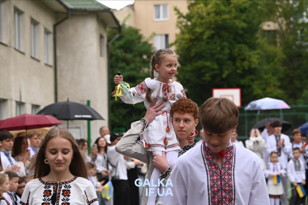 З квітами, бантами й новими знайомствами: як у Франківську зустріли 1 вересня (ФОТОРЕПОРТАЖ)